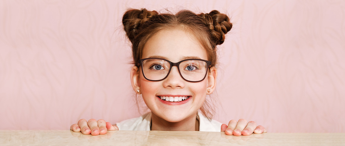 Здоров'я очей дітей. Як відслідковувати потребу в окулярах?