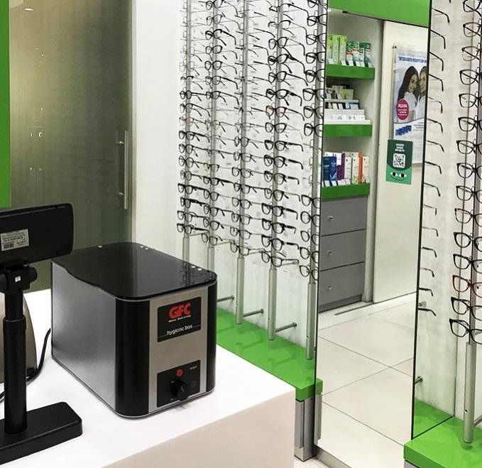Бокси GFC для дезінфекції окулярів у всіх магазинах мережі Люксоптика — для вашої безпеки під час примірки!